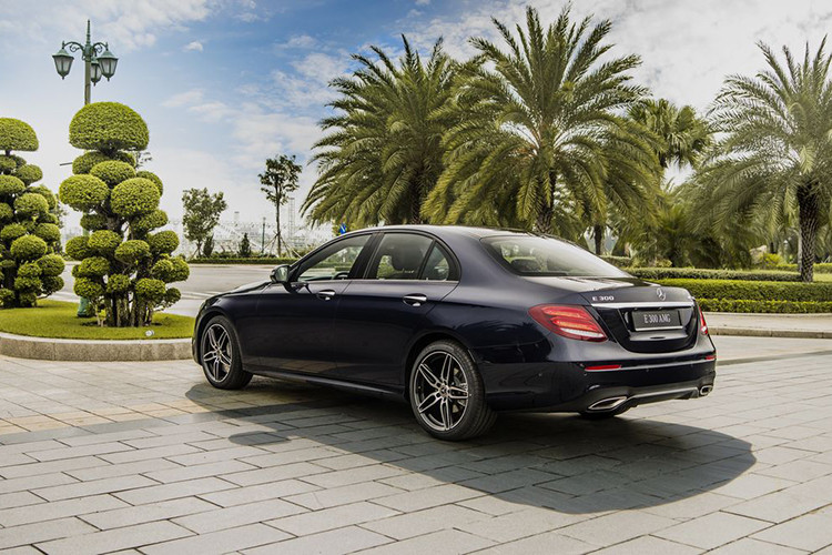 Mercedes-Benz E 300 AMG mới vẫn được trang bị cụm đèn trước với công nghệ MULTI-BEAM LED. Mỗi cụm đèn bao gồm 84 bóng đèn LED hiệu suất cao hoạt động độc lập, tự động điều chỉnh thích ứng theo điều kiện giao thông và thời tiết. Mâm xe 5 chấu kép kích thước 19 inch cũng được phối với màu đen bóng. Kính xe cũng được nhuộm tối màu. Gói ngoại thất Night package đã làm xe trở nên nam tính và cuốn hút hơn.