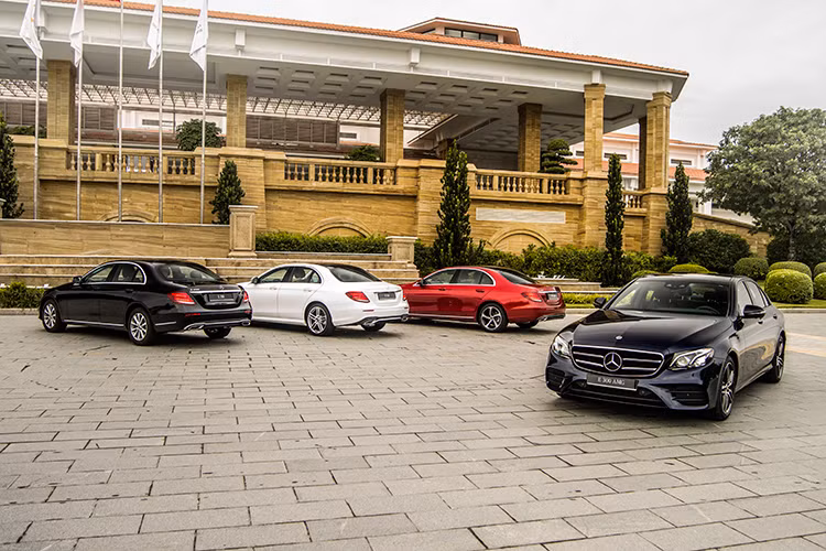 Khách hàng có thể lựa chọn E 300 AMG 2019 với 4 màu ngoại thất bao gồm Trắng Polar, Đen Obsidian, Đỏ Hyacinth và Xanh Cavansite, cùng với 2 gam màu nội thất là Đen và Nâu Saddle. Giá xe Mercedes-Benz E 300 AMG được phân phối tại hệ thống đại lý chính hãng tại Việt Nam trên toàn quốc với mức bán ra từ 2,833 tỷ đồng (đã bao gồm VAT).