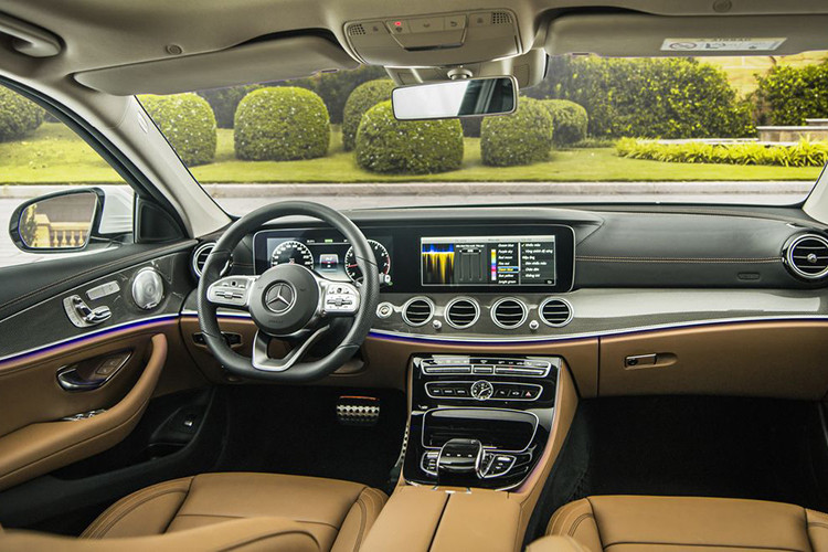 Tương tự E 350 AMG, E 300 AMG cũng sở hữu thiết kế vô lăng thế hệ mới dạng D-cut với phần ốp làm từ hợp kim nhôm. Vô lăng tích hợp tích hợp 2 nút điều khiển cảm ứng trên tay lái (Touch Control Buttons), giúp người lái dễ dàng điều khiển các tính năng của xe mà không bị sao nhãng. Tính năng Ga tự động (Cruise Control), Giới hạn tốc độ (Speed Limit) nay cũng được tích hợp lên tay lái, thân thiện hơn với người dùng.