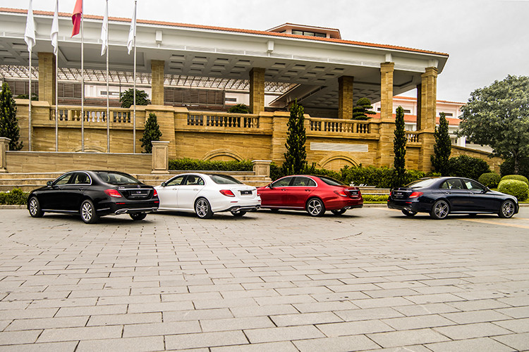 E 300 AMG mang trên mình thế hệ động cơ M264 hoàn toàn mới: cỗ máy I4 2.0 lít tăng áp sản sinh 258 mã lực và sức kéo 370 Nm, giúp xe tăng tốc 0 -100 km/h trong vòng 6,2 giây. Mô-men xoắn cực đại được duy trì trên dãi vòng tua rất rộng 1.800 – 4.000 vòng/phút. Hộp số 9G-TRONIC hỗ trợ người lái sang số/trả số bằng lẫy chuyển số cực kỳ nhanh chóng, phấn khích mà vẫn rất mượt mà.