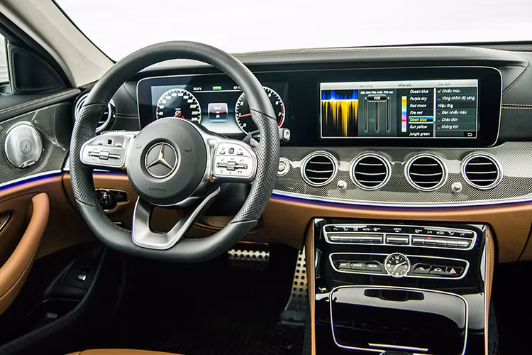 E-Class đã đạt giải thưởng danh giá “Xe sang của năm 2017” (2017 World Luxury Car), được bình chọn từ 75 chuyên gia, nhà báo chuyên ngành đến từ 23 quốc gia trên thế giới. E-Class thế hệ mới đạt đến độ an toàn tuyệt đối - một lý do thuyết phục để trở thành chiếc xe chuyên chở cao cấp. E-Class vượt xa tiêu chuẩn an toàn 5 sao của Ủy ban An toàn Giao thông châu Âu (EURO NCAP) ở tất cả các hạng mục.