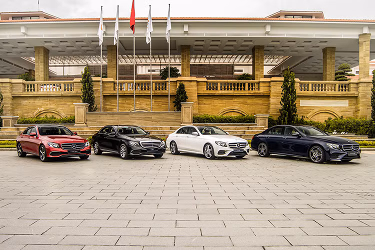 Mới đây, Mercedes-Benz Việt Nam vừa chính thức giới thiệu tới công chúng trong nước phiên bản E 300 AMG 2019. So với thế hệ trước, Mercedes-Benz E300 AMG 2019 sở hữu những nâng cấp đáng giá từ ngoại thất cho đến sức mạnh động cơ, xe sẽ có mặt tại hệ thống đại lý ủy quyền chính hãng của MBV trên toàn quốc từ ngày 15/09 tới đây.