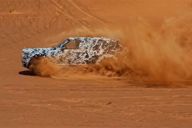 Sau khi hoàn thành bài thử thách ở cao nguyên Scotland Bắc Âu, hãng xe siêu sang Rolls-Royce đã cho chiếc SUV của mình băng qua các vùng tuyết ở dãy núi Alpine, Áo... sau đó là đến Dubai, Trung Đông và đã thực hiện chinh phục những cồn cát; thể hiện sự linh hoạt khéo léo.