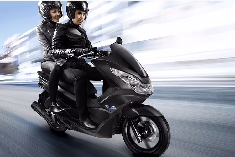 Bên cạnh sự đổi mới về công nghệ, Honda Việt Nam còn đổi mới về diện mạo nhằm đa dạng phong cách và lựa chọn hơn cho khách hàng. Bổ sung vào bộ sưu tập màu sắc lần này là hai màu đậm vẻ nam tính xanh lam và xanh lục.