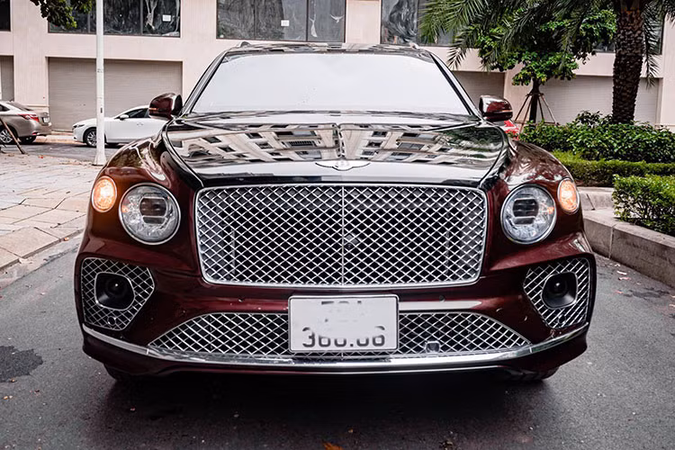 Chiếc Bentley Bentayga First 1 Edition hiện đã lăn bánh được 2400 miles và gần như mới cứng. Xe đang được chào bán với giá hơn 15 tỷ đồng ở Hà Nội, tiết kiệm khoảng 3 tỷ đồng so với mua mới. Đối với ai ưa thích những mẫu xe có phong cách sang trọng, lịch lãm. Chiếc xe này cùng khoản tiền tiết kiệm được là một lựa chọn không thể bỏ qua.