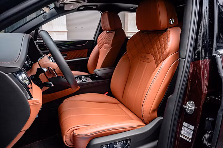 Khả năng kết nối xung quanh xe đã được cải thiện đáng kể, với cổng dữ liệu USB-C và bộ sạc điện thoại không dây tiêu chuẩn. Bentayga mới hiện được cung cấp một SIM nhúng, giống như các mẫu Continental GT mới nhất, có nghĩa là các tính năng kết nối Bentley không còn yêu cầu khách hàng cung cấp dữ liệu kết nối của riêng họ.