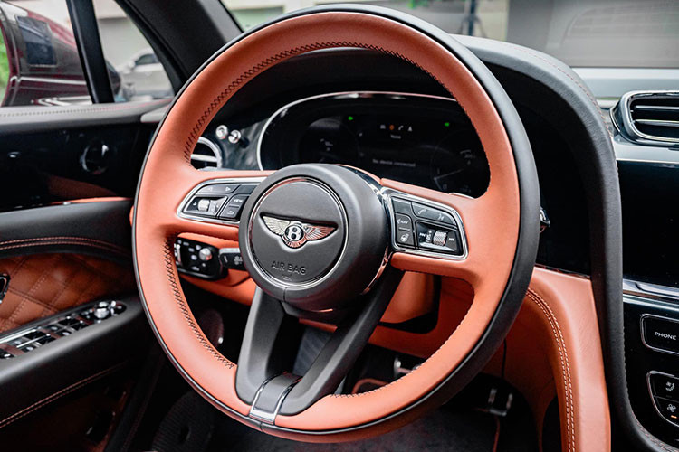 Đằng sau vô-lăng là một màn hình kỹ thuật số kích thước 12,3 inch để hiển thị các thông số của xe trong khi màn hình trung tâm kích thước 10,9inch có kết nối Apple CarPlay và Android Auto. Cửa gió điều hòa ở trung tâm thiết kế dạng đôi cánh giống với logo của hãng xe.