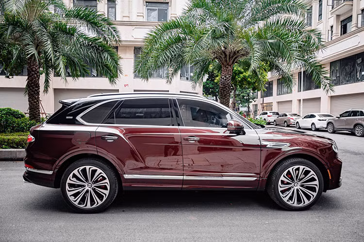 Mẫu xe SUV Bentley Bentayga First 1 Edition siêu sang có kích thước chiều dài x chiều rộng x chiều cao lần lượt là: 5,141 x 1.998 x 1.742 (mm), trục cơ sở đạt 2.992 (mm). Chiếc Bentley Bentayga đang được rao bán có nước sơn hai tông màu với màu nâu nho ở nửa dưới kết hợp cùng màu đen ở phần capo và nóc xe được xem là độc nhất Việt Nam.