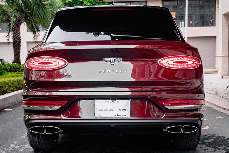 Chiếc SUV siêu sang Bentley Bentayga V8 First Edition đời 2021 này sử dụng động cơ dung tích 4 lít tăng áp kép, cho công suất cực đại 542 mã lực và 770 Nm. Nhờ đó, mẫu SUV hạng sang này chỉ cần 4,4 giây để tăng tốc từ 0-100 km/h.