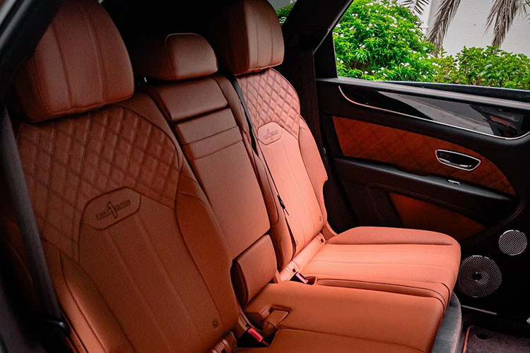 Nội thất sang trọng được nâng cấp với việc sử dụng tấm ốp nhôm xước hình kim cương màu tối lần đầu tiên trên xe Bentley, cũng như hai loại vân thẳng mới trên Bentayga: Koa và Crown Cut Walnut. Đặc điểm kỹ thuật lái xe Mulliner bổ sung thiết kế chần gòn mới và chi tiết lỗ thông hơi siêu nhỏ là một tùy chọn mới cho ghế ngồi.