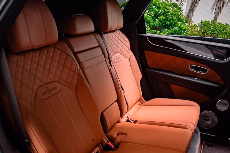 Nội thất sang trọng được nâng cấp với việc sử dụng tấm ốp nhôm xước hình kim cương màu tối lần đầu tiên trên xe Bentley, cũng như hai loại vân thẳng mới trên Bentayga: Koa và Crown Cut Walnut. Đặc điểm kỹ thuật lái xe Mulliner bổ sung thiết kế chần gòn mới và chi tiết lỗ thông hơi siêu nhỏ là một tùy chọn mới cho ghế ngồi.