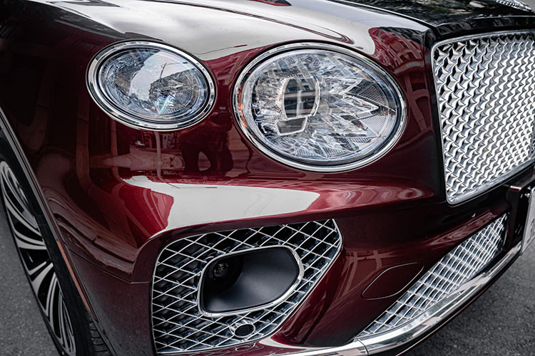 Cản trước mạnh mẽ hơn nhấn mạnh các đặc tính hiệu suất của xe. Một điểm đặc biệt là lần đầu tiên cần gạt nước có hệ thống phun với 22 vòi trên mỗi cần gạt. Ở phần thân sau, Bentayga mới đã có một sự thay đổi lớn, với việc thiết kế lại toàn bộ bề mặt bao gồm cửa hậu rộng với bọc đèn mới, vị trí gắn biển số được chuyển xuống dưới cản xe...