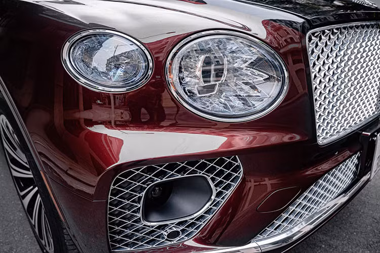 Cản trước mạnh mẽ hơn nhấn mạnh các đặc tính hiệu suất của xe. Một điểm đặc biệt là lần đầu tiên cần gạt nước có hệ thống phun với 22 vòi trên mỗi cần gạt. Ở phần thân sau, Bentayga mới đã có một sự thay đổi lớn, với việc thiết kế lại toàn bộ bề mặt bao gồm cửa hậu rộng với bọc đèn mới, vị trí gắn biển số được chuyển xuống dưới cản xe...