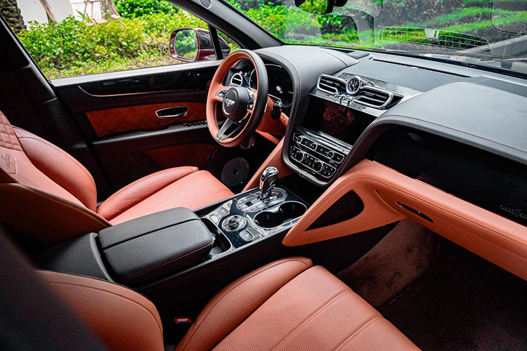 Bên trong khoang nội thất được bọc da hai tông màu kem-xám sang trọng, xen kẽ là các đường chỉ khâu màu trắng với tạo hình kim cương. Bảng táp-lô, cửa xe, bệ trung tâm,... còn được trang trí bằng những tấm ốp nhôm xước chạm khắc hoạ tiết kim cương và gỗ ốp màu đen bóng.