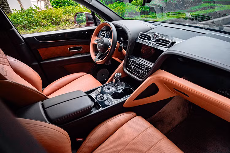 Bên trong khoang nội thất được bọc da hai tông màu kem-xám sang trọng, xen kẽ là các đường chỉ khâu màu trắng với tạo hình kim cương. Bảng táp-lô, cửa xe, bệ trung tâm,... còn được trang trí bằng những tấm ốp nhôm xước chạm khắc hoạ tiết kim cương và gỗ ốp màu đen bóng.