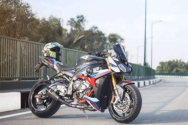 Bản độ của mẫu xe môtô này được xem là mẫu naked-bike BMW S1000R 2016 độ “khủng” nhất Việt Nam hiện nay. Mẫu xe được mệnh danh “cá mập con” này lột xác khá ngầu khiến nhiều người mê mẩn.