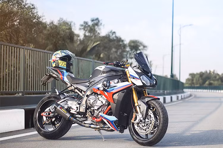 Bản độ của mẫu xe môtô này được xem là mẫu naked-bike BMW S1000R 2016 độ “khủng” nhất Việt Nam hiện nay. Mẫu xe được mệnh danh “cá mập con” này lột xác khá ngầu khiến nhiều người mê mẩn.