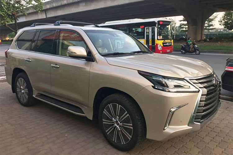 Hiện tại, phiên bản mới nhất của Lexus LX570 đang được bán chính hãng với giá khoảng 7,8 tỷ đồng. Chiếc xe trong bài viết này là phiên bản 2018 được một showroom mua bán ôtô tư nhân ở Hà Nội nhập về và bán với giá khoảng 9,2 tỷ đồng - cao hơn bản chính hãng khoảng 1,4 tỷ đồng.. Sau khi nộp đầy đủ thuế, phí nó sẽ có giá cao hơn.