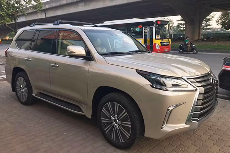Hiện tại, phiên bản mới nhất của Lexus LX570 đang được bán chính hãng với giá khoảng 7,8 tỷ đồng. Chiếc xe trong bài viết này là phiên bản 2018 được một showroom mua bán ôtô tư nhân ở Hà Nội nhập về và bán với giá khoảng 9,2 tỷ đồng - cao hơn bản chính hãng khoảng 1,4 tỷ đồng.. Sau khi nộp đầy đủ thuế, phí nó sẽ có giá cao hơn.