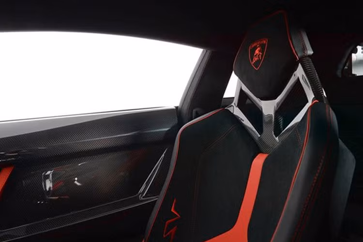 Bảng táp lô của xe mang phong cách máy bay chiến đấu. Điểm khác biệt so với bản tiêu chuẩn là có thêm ký hiệu SV và nền đồng hồ màu vàng rực. Người lái có thể tùy chọn một trong 3 chế độ lái của xe thông qua hệ thống “Drive Select”, gồm: Strada (Road - bình thường), Sport (thể thao) và Corsa (Race track - đường đua).