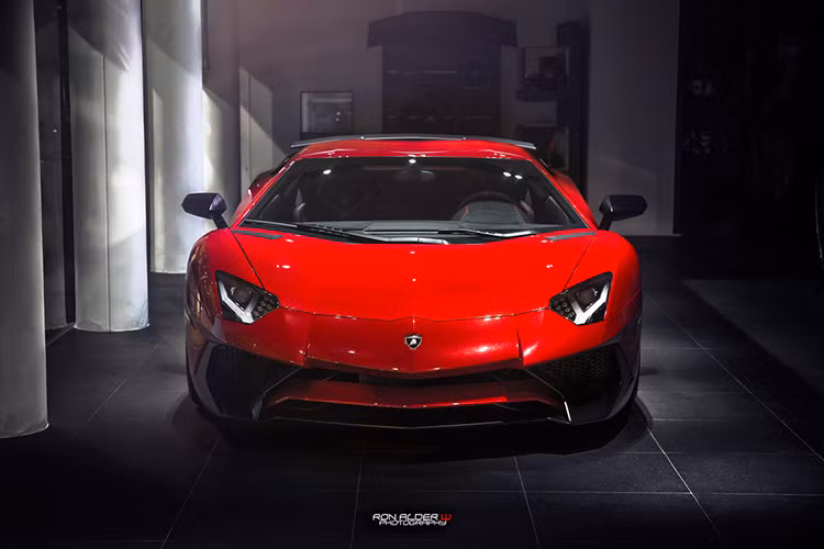 Công suất của chiếc SV đạt 750 mã lực tại 8.400v/ph (bản tiêu chuẩn là 700 mã lực tại 8.250v/ph) và mô-men xoắn cực đại 690Nm tại 5.500v/ph, trong khi giới hạn vòng tua đẩy lên mức 8.500v/ph. Thời gian tăng tốc từ 0-100 km/h là 2,8 giây, nhanh hơn 0,1 giây so với bản tiêu chuẩn trong khi tốc độ tối đa vẫn được giới hạn ở mức 350 km/h.