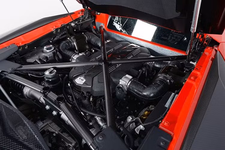 "Trái tim" của Lamborghini Aventador LP 750-4 SuperVeloce là động cơ nạp khí tự nhiên V12 6.5L như trên Aventador LP 700-4 tiêu chuẩn nhưng được cải tiến tăng công suất kết hợp với hệ thống xả trọng lượng nhẹ mới. 