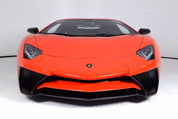 Cũng chính vì thế mà mức giá rao bán chênh lệch hơn 60.000 USD so với mức giá khởi điểm 493.069 USD tại thị trường Mỹ. Siêu xe hàng hiếm Lamborghini Aventador SV này được rao bán với giá 560.000 USD (tương đương 12,7 tỷ đồng) và có ngoại thất nổi bần bật màu đỏ rực.