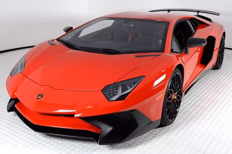 Những mẫu siêu xe Aventador LP750-4 SV luôn gây sự chú ý mỗi khi xuất hiện trên phố vì chỉ được sản xuất hạn chế và ngoài ra còn là bản thương mại mạnh nhất trong "gia đình" Lamborghini. Cũng chính vì thế mà các mẫu tin rao bán siêu xe hàng hiếm này nhận được sự chú ý của giới nhà giàu trên toàn Thế giới.