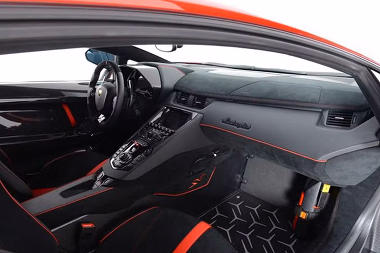 Bên trong khoang lái chiếc Lamborghini Aventador SV này có "nội y" màu đen của da Alcantara cao cấp. Điểm nhấn có thể kể đến sọc chữ Y trên ghế ngồi cùng nhiều chi tiết sử dụng chất liệu sợi carbon siêu nhẹ...