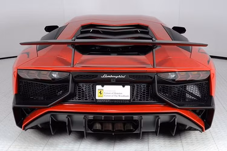 Điểm nhấn trên mẫu siêu xe này có thể kể đến huy hiệu 1 di 600 nằm gần kính lái của xe. Ngoài ra, ngoại thất còn có nhiều chi tiết sử dụng chất liệu sợi carbon, la-zăng đa chấu kép sơn đen bóng cùng cùm phanh vàng rực cũng là điểm nhấn ấn tượng mà ít mẫu xe cùng dòng có được.