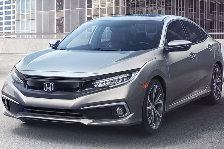 Thêm một số nâng cấp nhỏ khác cho Honda Civic 2019 như cản trước kéo dài sang hai bên, đèn pha LED hoặc halogen nâng cấp, la-zăng thiết kế mới, cản sau thêm chi tiết chrome sáng bóng trên bản sedan.