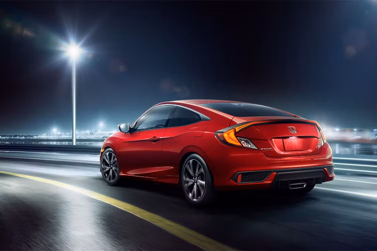 Bản Honda Civic 2019 thể thao có thêm một số chi tiết khác biệt, chẳng hạn sơn màu đen bóng cho phần dưới mặt trước, la-zăng 18 inch 10 chấu sơn đen, và bản sedan có thêm cánh gió sau. Xe được trang bị màn hình thông tin giải trí 7 inch nâng cấp và nút điều chỉnh volume thay cho cơ chế trượt như các phiên bản trước.