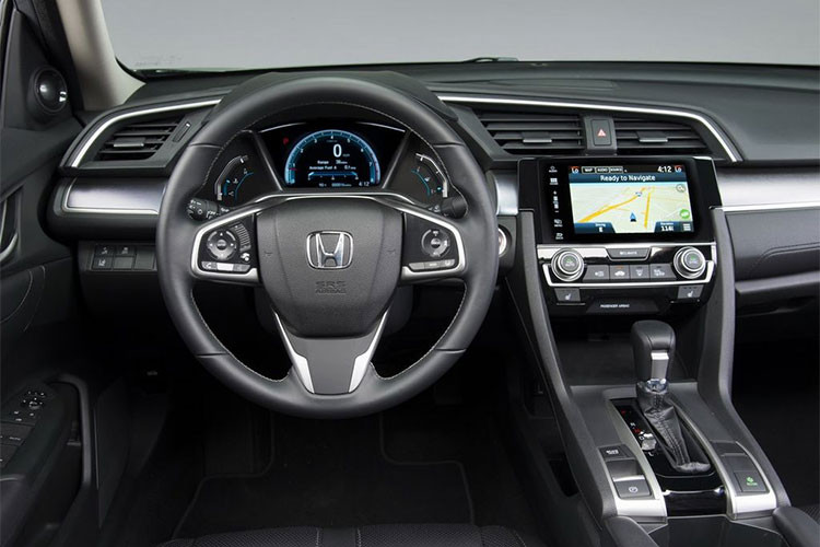 Bản Honda Civic 2019 thể thao có thêm một số chi tiết khác biệt, chẳng hạn sơn màu đen bóng cho phần dưới mặt trước, la-zăng 18 inch 10 chấu sơn đen, và bản sedan có thêm cánh gió sau. Xe được trang bị màn hình thông tin giải trí 7 inch nâng cấp và nút điều chỉnh volume thay cho cơ chế trượt như các phiên bản trước.