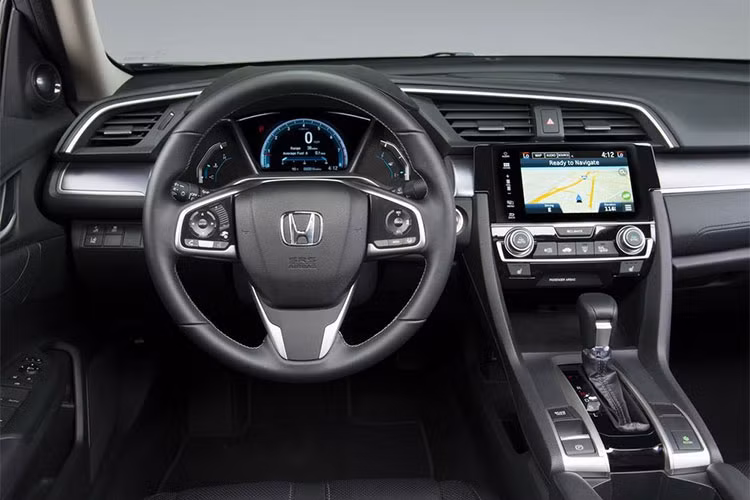 Bản Honda Civic 2019 thể thao có thêm một số chi tiết khác biệt, chẳng hạn sơn màu đen bóng cho phần dưới mặt trước, la-zăng 18 inch 10 chấu sơn đen, và bản sedan có thêm cánh gió sau. Xe được trang bị màn hình thông tin giải trí 7 inch nâng cấp và nút điều chỉnh volume thay cho cơ chế trượt như các phiên bản trước.