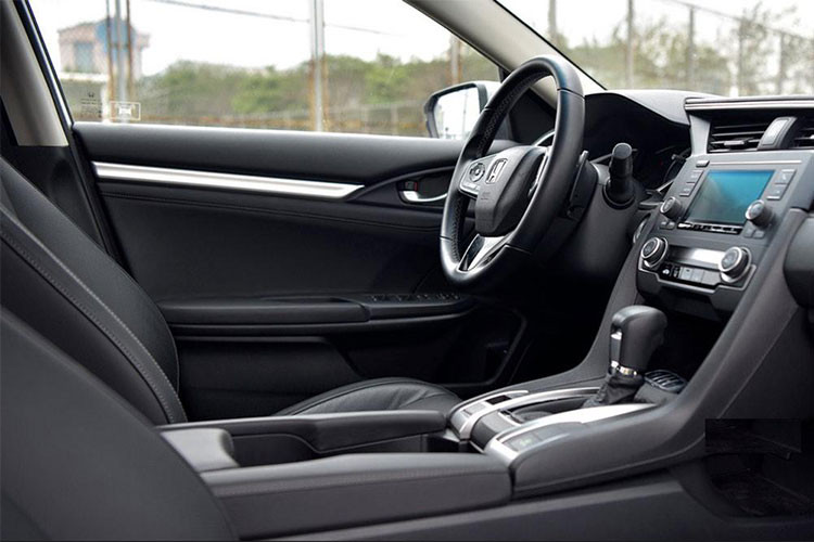 Honda Civic 2019 phiên bản thể thao sẽ nằm giữa phân khúc LX và EX, đồng nghĩa với giá bán không quá cao. Hãng xe Nhật Bản chưa công bố giá bán Honda Civic 2019, trong khi giá Civic 2018 tại thị trường Mỹ nằm trong khoảng 19.835-22.235 USD cho bản LX và EX, hoặc 20.245-22.695 USD cho bản coupe LX và EX-T.