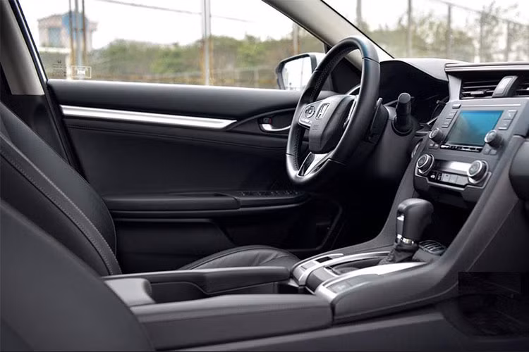 Honda Civic 2019 phiên bản thể thao sẽ nằm giữa phân khúc LX và EX, đồng nghĩa với giá bán không quá cao. Hãng xe Nhật Bản chưa công bố giá bán Honda Civic 2019, trong khi giá Civic 2018 tại thị trường Mỹ nằm trong khoảng 19.835-22.235 USD cho bản LX và EX, hoặc 20.245-22.695 USD cho bản coupe LX và EX-T.