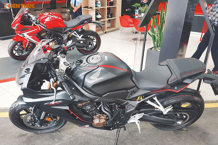 Sức mạnh của xe đến từ động cơ 4 xylanh, dung tích 649cc, làm mát bằng dung dịch, sản sinh công suất 95 mã lực và mômen xoắn cực đại 64 Nm, được bổ sung ly hợp trượt và hệ thống kiểm soát lực kéo. Giá xe Honda CBR650R 2019 phân phối chính hãng tại Việt Nam là 254 triệu đồng.