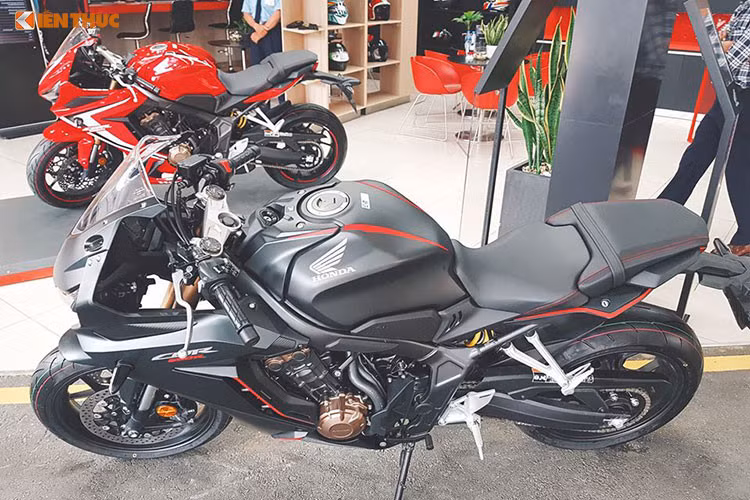 Sức mạnh của xe đến từ động cơ 4 xylanh, dung tích 649cc, làm mát bằng dung dịch, sản sinh công suất 95 mã lực và mômen xoắn cực đại 64 Nm, được bổ sung ly hợp trượt và hệ thống kiểm soát lực kéo. Giá xe Honda CBR650R 2019 phân phối chính hãng tại Việt Nam là 254 triệu đồng.