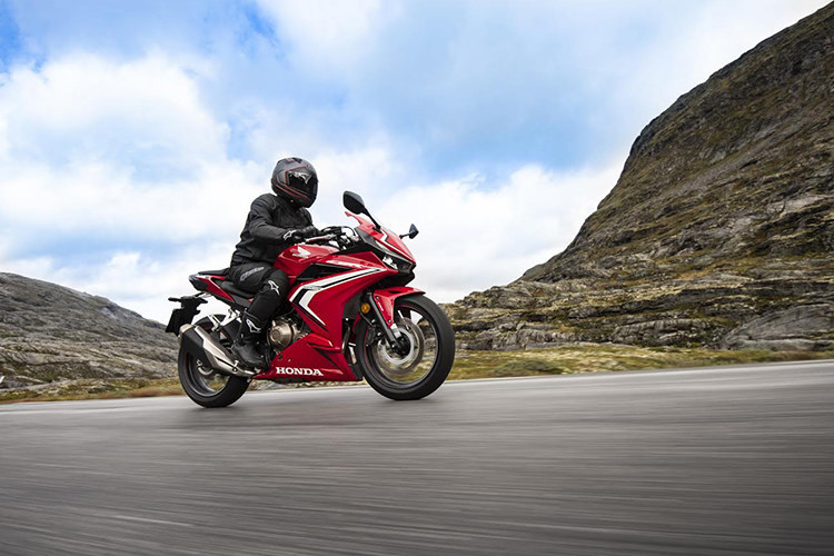 Điểm khác là xe vẫn sử dụng hệ thống treo trước là cặp phuộc ống lồng thông thường và phanh đĩa đơn. Động cơ của xe là loại 2 xylanh dung tích 471cc, làm mát bắt dung dịch, sở hữu công suất 47 mã lực và mômen xoắn cực đại 43 Nm. Giá xe Honda CBR500R 2019 tại Việt Nam ở mức 187 triệu đồng