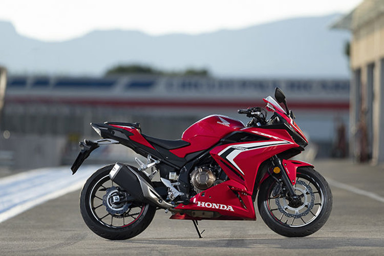 Honda CBR500R 2019 là một trong 3 mẫu xe mới được Honda Việt Nam ra mắt thị trường vào đầu tháng ba. Xe mang kiểu dáng sport bike với thiết kế thừa hưởng từ đàn anh CBR1000RR Fireblade. Ngoại hình của xe giống hệt với đàn anh Honda CBR650R 2019 vừa ra mắt.