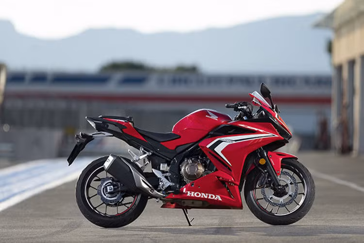 Honda CBR500R 2019 là một trong 3 mẫu xe mới được Honda Việt Nam ra mắt thị trường vào đầu tháng ba. Xe mang kiểu dáng sport bike với thiết kế thừa hưởng từ đàn anh CBR1000RR Fireblade. Ngoại hình của xe giống hệt với đàn anh Honda CBR650R 2019 vừa ra mắt.