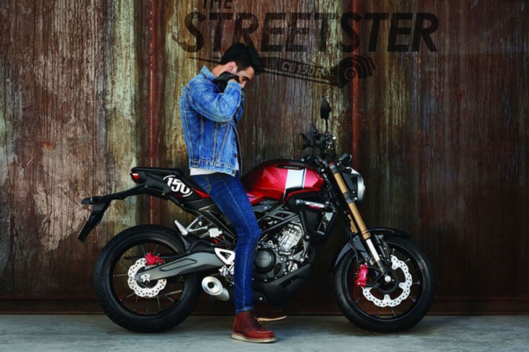 Cũng trong cuối tháng 3, Honda Việt Nam bất ngờ ra mắt mẫu xe côn tay Honda CB150R, em út trong dòng naked-bike mang phong cách Neo Sports Café của Honda. Tương tự như các đàn anh của mình, Honda CB150R có thiết kế tân hoài cổ, đèn pha tròn thể hiện vẻ cổ điển nhưng trang bị đèn LED hiện đại.