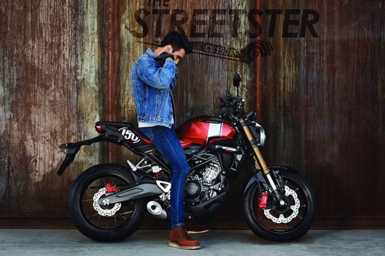 Cũng trong cuối tháng 3, Honda Việt Nam bất ngờ ra mắt mẫu xe côn tay Honda CB150R, em út trong dòng naked-bike mang phong cách Neo Sports Café của Honda. Tương tự như các đàn anh của mình, Honda CB150R có thiết kế tân hoài cổ, đèn pha tròn thể hiện vẻ cổ điển nhưng trang bị đèn LED hiện đại.