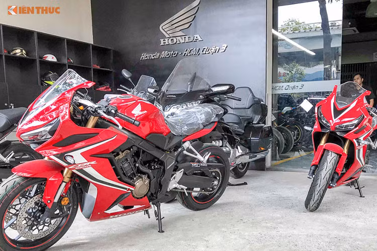 Honda CBR650R 2019 sở hữu thiết kế sport bike, mang phong cách sport-touring tương tự như người anh em CBR500R. Xe được cải tiến hơn so với CBR650F ở hệ thống đèn pha đôi dạng LED, khung xe và động cơ được cải tiến giúp giảm trọng lượng và hệ thống treo hành trình ngược ở trước.
