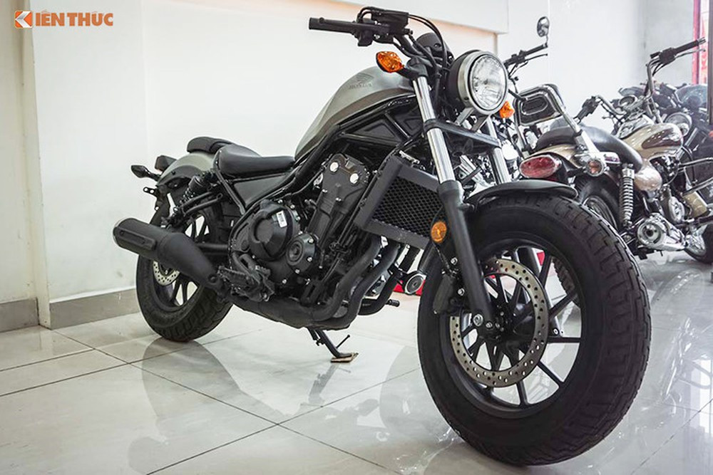 Xe sử dụng chung động cơ với người anh em CB500F là động cơ xylanh đôi, dung tích 471cc, làm mát bằng dung dịch, sản sinh công suất 45,4 mã lực tại tua máy 8.500 vòng/phút và mômen xoắn cực đại 44,6 Nm tại tua máy 6.000 vòng/phút. Giá xe Honda Rebel 500 2019 vẫn giữ nguyên mức cũ là 180 triệu đồng (đã bao gồm VAT).