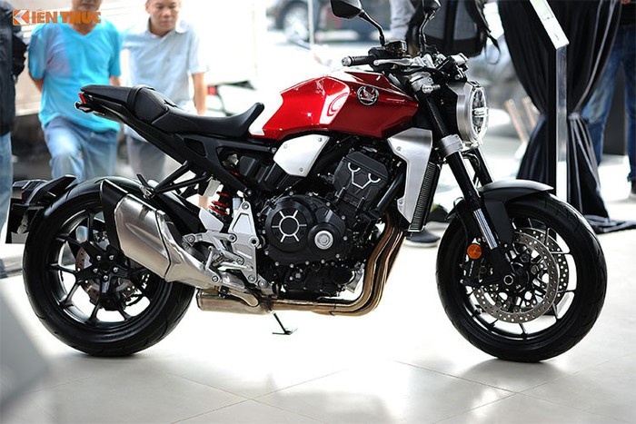 Mẫu CB1000R được đầu tư thay đổi một loạt các nâng cấp về khung gầm, động cơ và các công nghệ tối tân. Xe sử dụng động cơ 4 xy-lanh, DOHC, dung tích 998 cc, cho công suất 145 mã lực tại vòng tua 10.500 vòng/phút và mô-men xoắn 104 Nm tại vòng tua 8.250 vòng/phút. Hộp số 6 cấp. Xe được bán chính hãng tại Việt Nam là 468 triệu đồng.