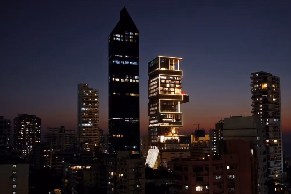 “Antilia” nằm trên đường Altamount (Mumbai), một trong những con đường đắt giá nhất hành tinh. Với diện tích mặt sàn lên đến 4532 m2, đây là bất động sản dân cư giá trị chỉ sau Cung điện Buckingham của Anh. Trên thực tế, Cung điện Buckingham là một tài sản của hoàng gia, bởi vậy, Antilia trở thành tư dinh đắt nhất thế giới. 