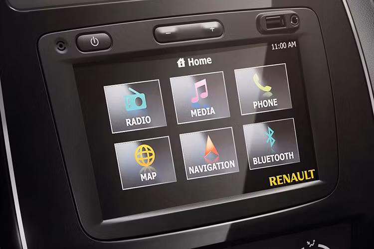 Hệ thống thông tin giải trí MediaNav với màn hình cảm ứng 7 inch tùy chọn được bổ sung camera lùi hỗ trợ đỗ xe. Camera này nằm bên dưới logo của Renault trên cửa cốp sau. Xe tiếp tục được trang bị động cơ xăng 3 xi-lanh, dung tích 0,8 lít, sản sinh công suất tối đa 54 mã lực và mô-men xoắn cực đại 72 Nm, đồng hành cùng hộp số sàn 5 cấp.