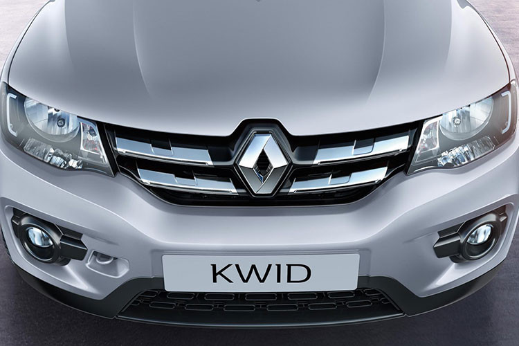 Bên ngoài, Mẫu xe Renault Kwid 2018 bản nâng cấp còn được bổ sung lưới tản nhiệt mạ crôm và ốp bên sườn mới cho bản cao cấp nhất. Ở bản tầm trung và cao cấp, Renault Kwid 2018 còn được trang bị cản va sơn màu giống thân xe, đèn sương mù trước cũng như ốp la-zăng...