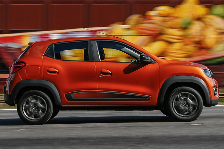Tại thị trường Ấn Độ, Renault Kwid 2018 sẽ được chia thành 2 phiên bản là thông thường và Climber. 2 phiên bản này lại được chia thành 8 bản trang bị nhỏ hơn với mức giá dao động từ khoảng 226.700 - 459.500 Rupee (tương đương 90,5 đến 156 triệu đồng).